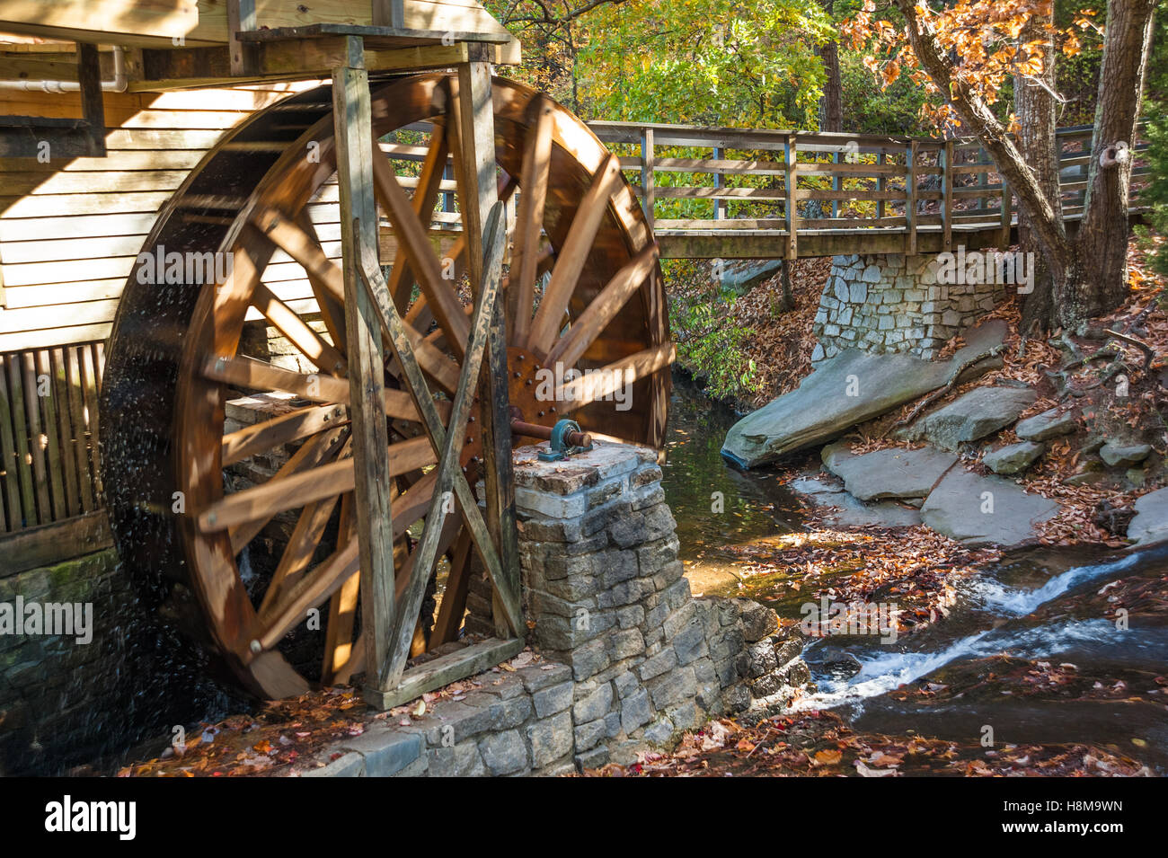 Die Grist Mill Wasserrad im Stone Mountain Park in Atlanta, Georgia, USA. Stockfoto