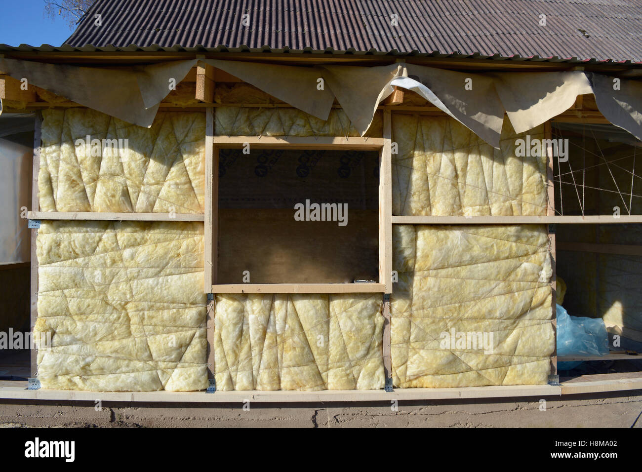 isolierten Holzhaus Wand mit mineralischen Steinwolle Bau Stockfoto