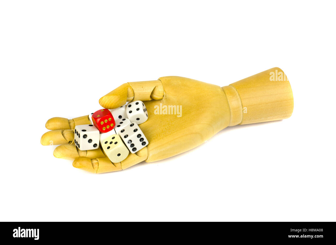 Hölzerne Künstler Prüfpuppe Hand mit bunten Knochen-Würfel-Spiel, isoliert auf weiss Stockfoto