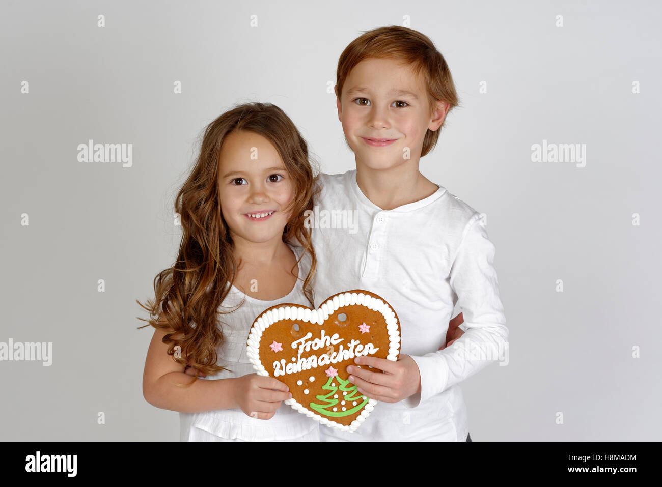 Kinder mit einem Lebkuchen Herz, Frohe Weihnachten, Weihnachtszeit, Deutschland Stockfoto