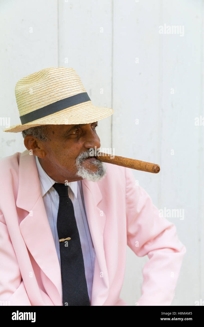 Im Alter von kubanischen Mann mit Strohhut raucht Zigarre, Trinidad,  Provinz Sancti Spíritus, Kuba Stockfotografie - Alamy