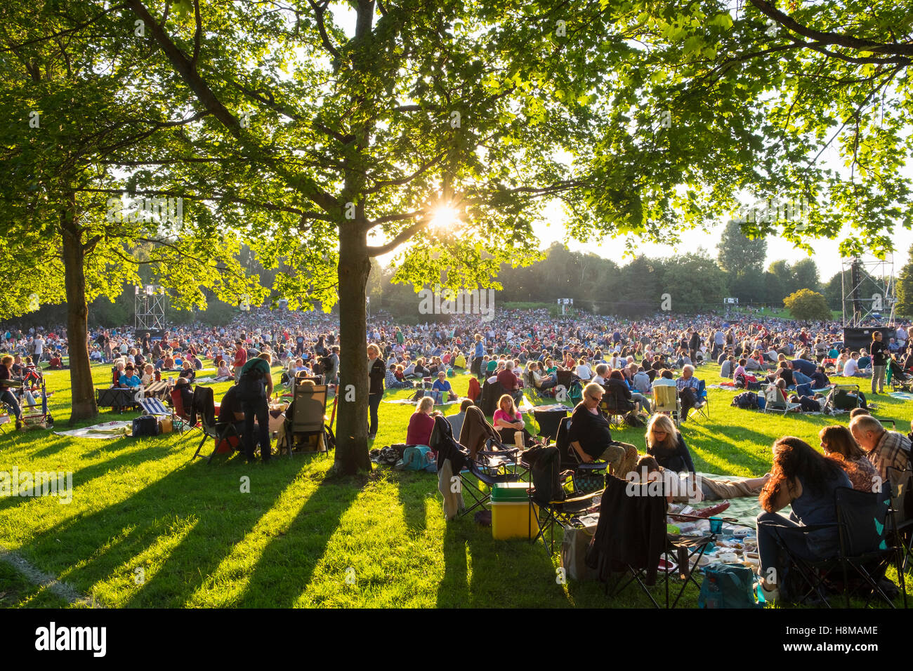 Besucher beim Classic Open Air beim Picknick im Park, Luitpoldhain, Nürnberg, Mittelfranken, Franken, Bayern, Deutschland Stockfoto