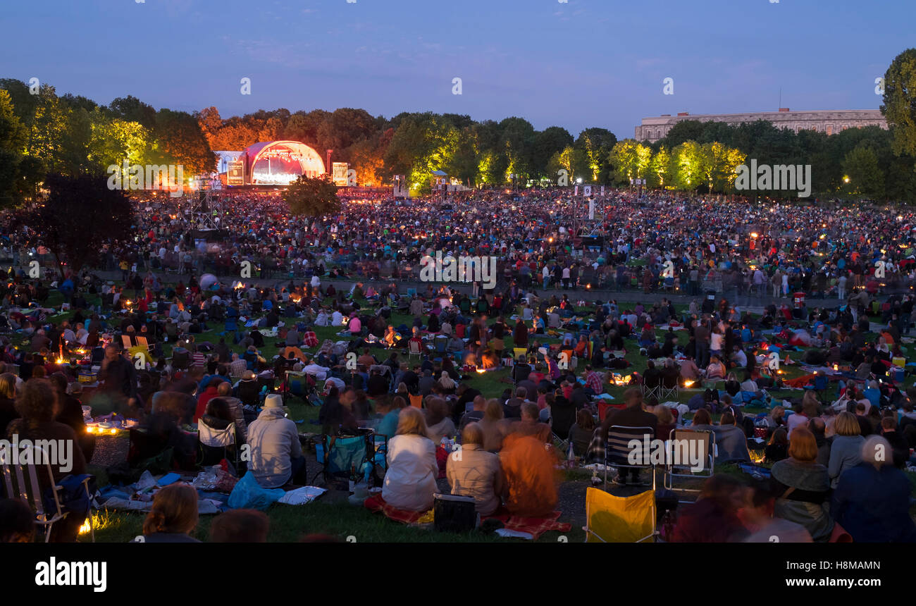Besucher beim Classic Open Air Konzert beim Picknick im Park, Luitpoldhain, Nürnberg, Mittelfranken, Franken, Bayern Stockfoto