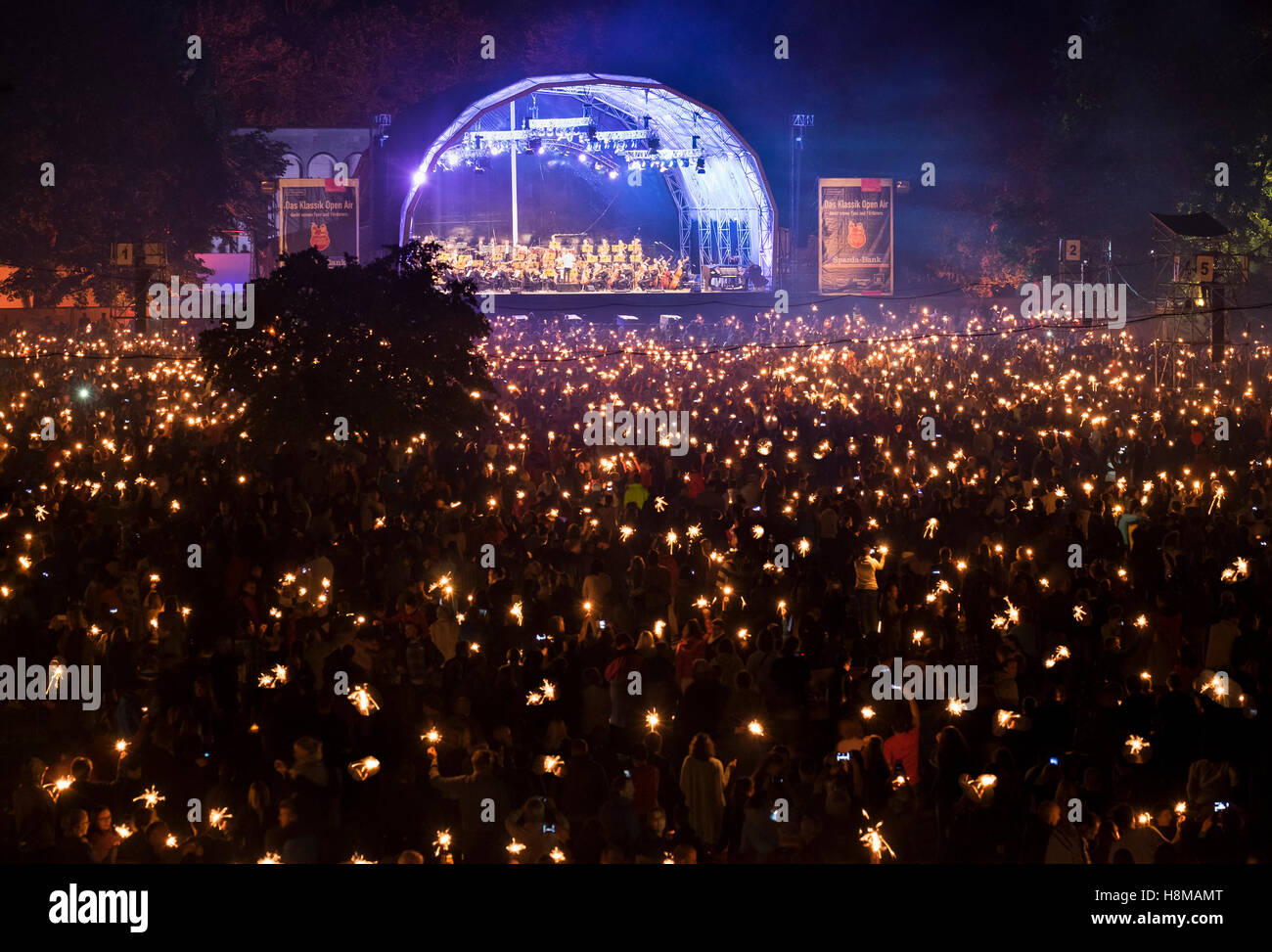 Klassik open Air Konzert beim Picknick im Park mit Nürnberger Symphoniker, Publikum mit Wunder