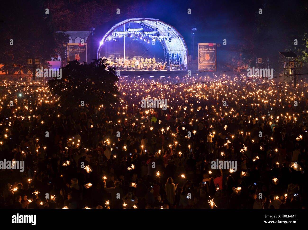 Klassik open Air Konzert beim Picknick im Park mit Nürnberger Symphoniker, Publikum mit Wunder-Kerzen Stockfoto