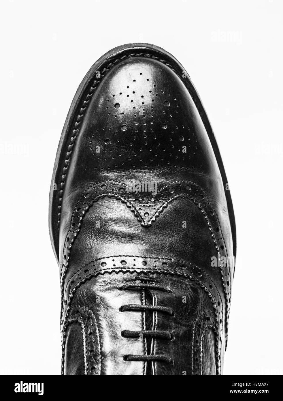 Schwarze Lederschuhe Brogue mit weißem Hintergrund fotografiert Stockfoto