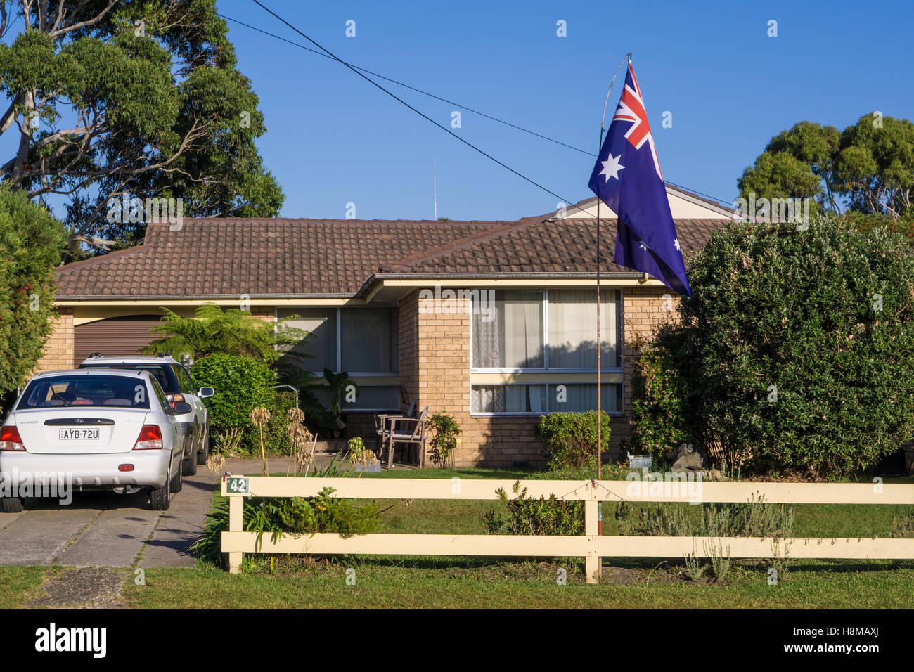 Eine typisch australische Heimat mit australischer Flagge im Vorgarten Stockfoto