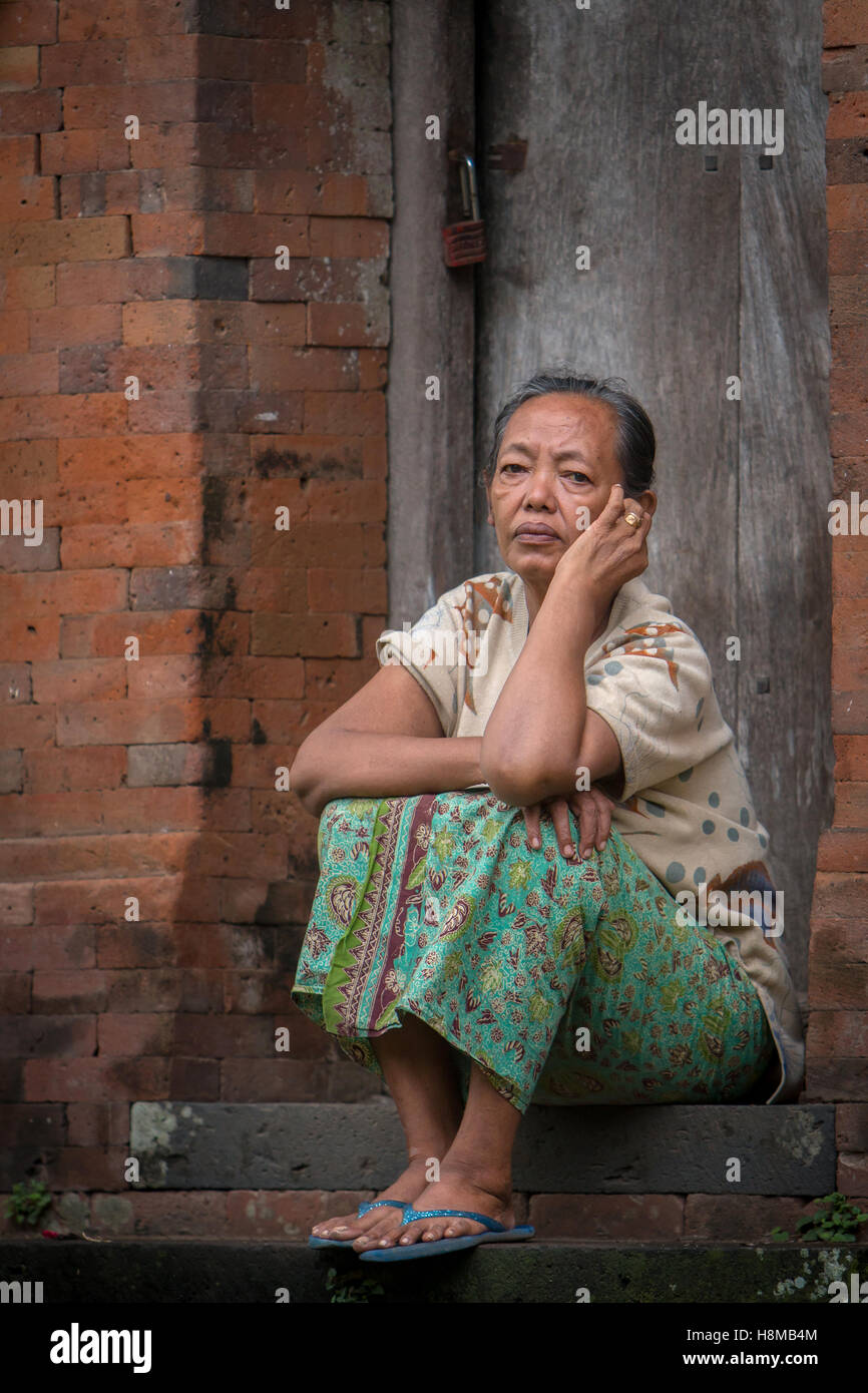 Eine Frau, die gerade rund um das Dorf in ihre Zeit zum Faulenzen in Tenganan Dorf, Bali Stockfoto