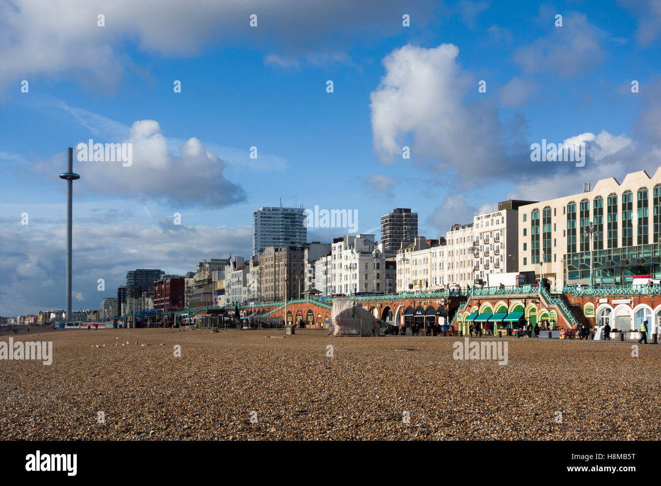Brighton Seafront mit i360 Turm nach links, Brighton, Sussex, Großbritannien Stockfoto