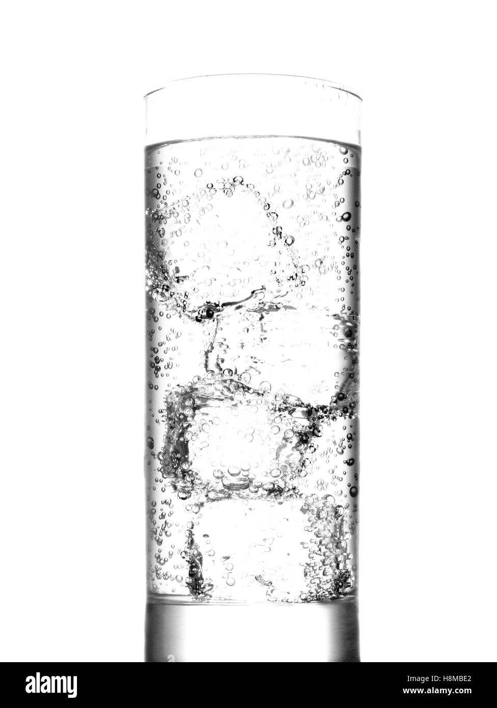 Glas Wasser mit Eiswürfeln auf weißem Hintergrund Stockfoto