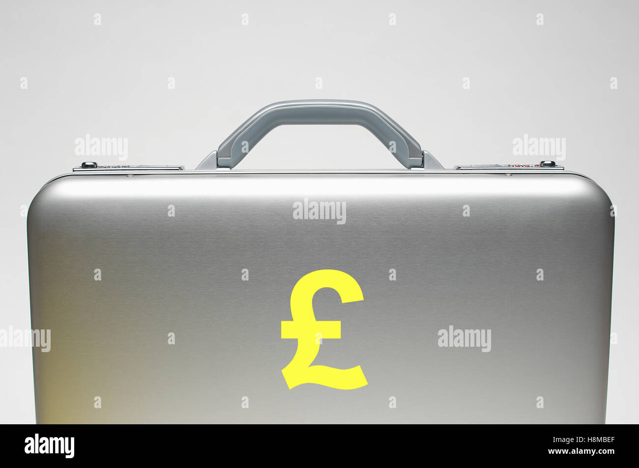 Silbernen Aktenkoffer mit Sterling Symbol drauf Stockfoto