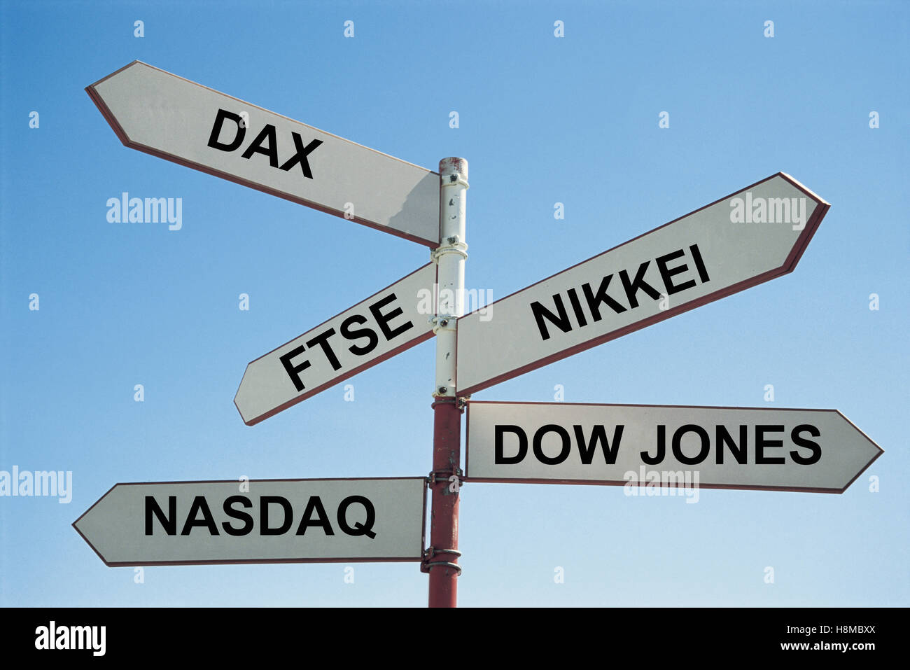 Wegweiser mit verschiedenen Börsen darauf geschrieben Stockfoto
