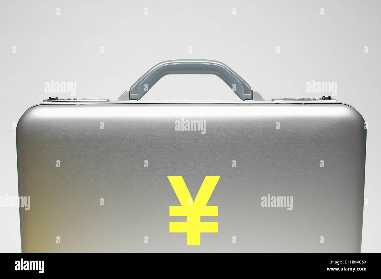 Silber Aktentasche mit Yen-Symbol Stockfoto