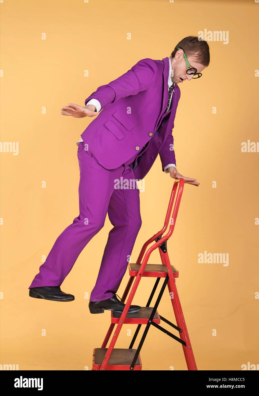 Stilvollen Mann Sturz von einer Leiter Stockfoto