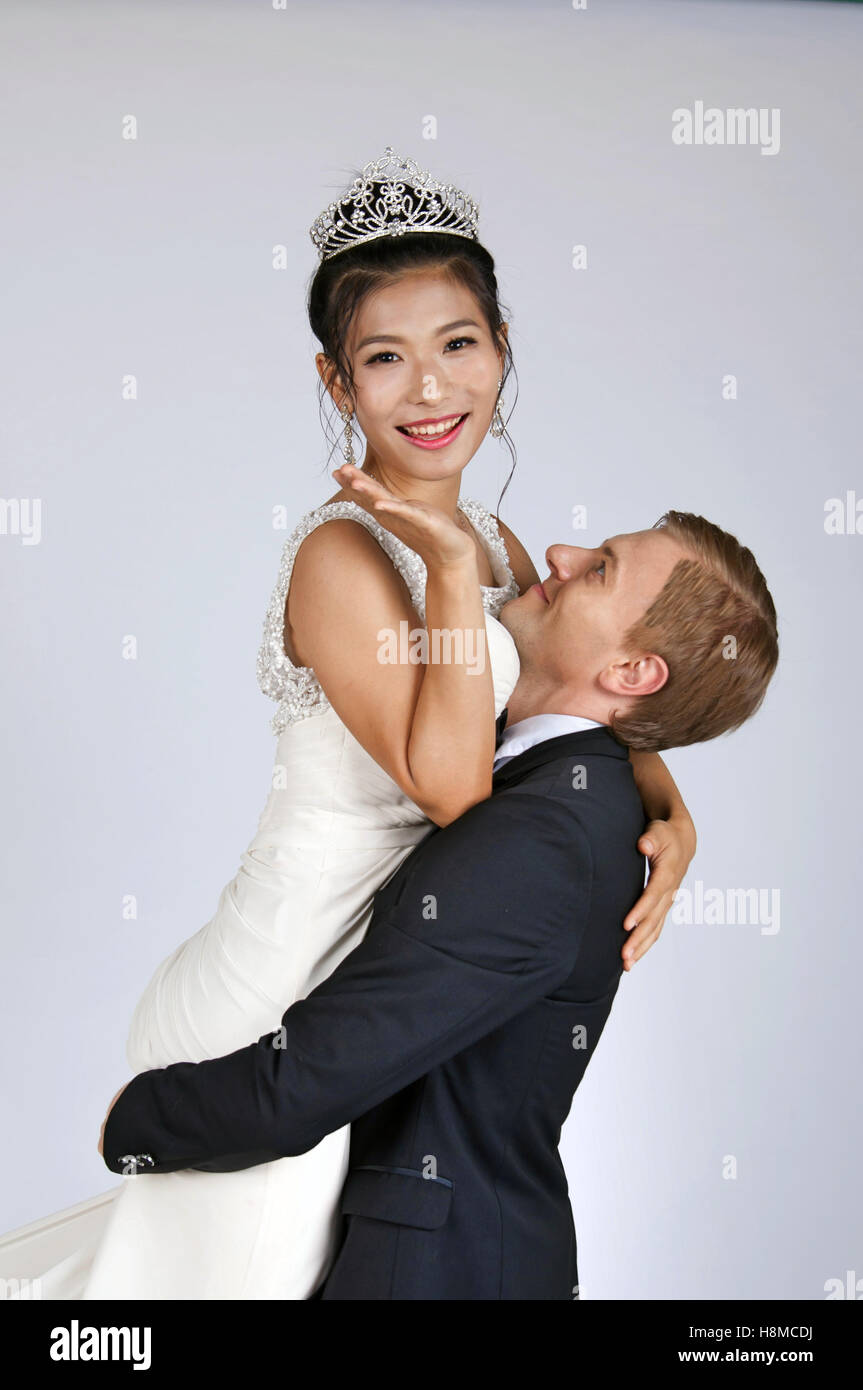 Gemischte Rassen Braut und Bräutigam in Studio Stockfoto