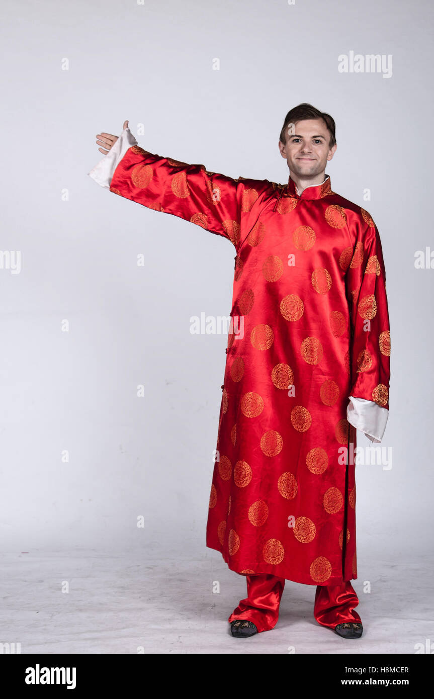 Kaukasische Männer in traditionellen chinesischen Hochzeitskleidung Stockfoto