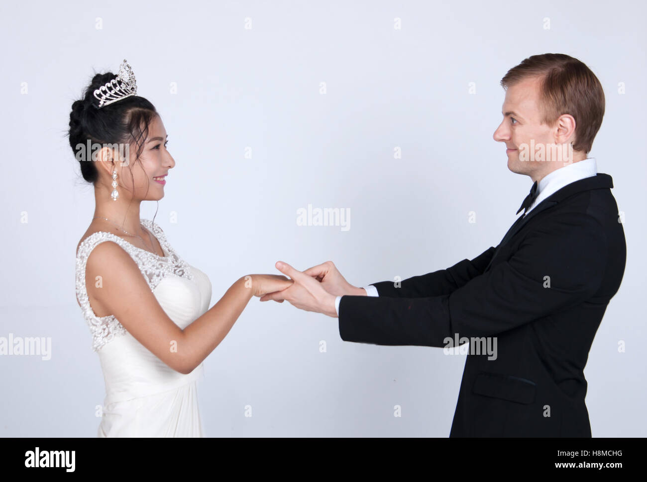 Gemischte Rassen Braut und Bräutigam in Studio Stockfoto