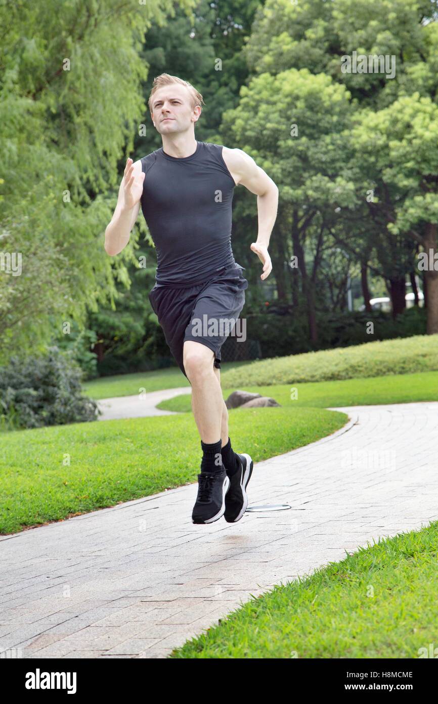 Fit und gesund kaukasischen Mann läuft im Park Stockfoto