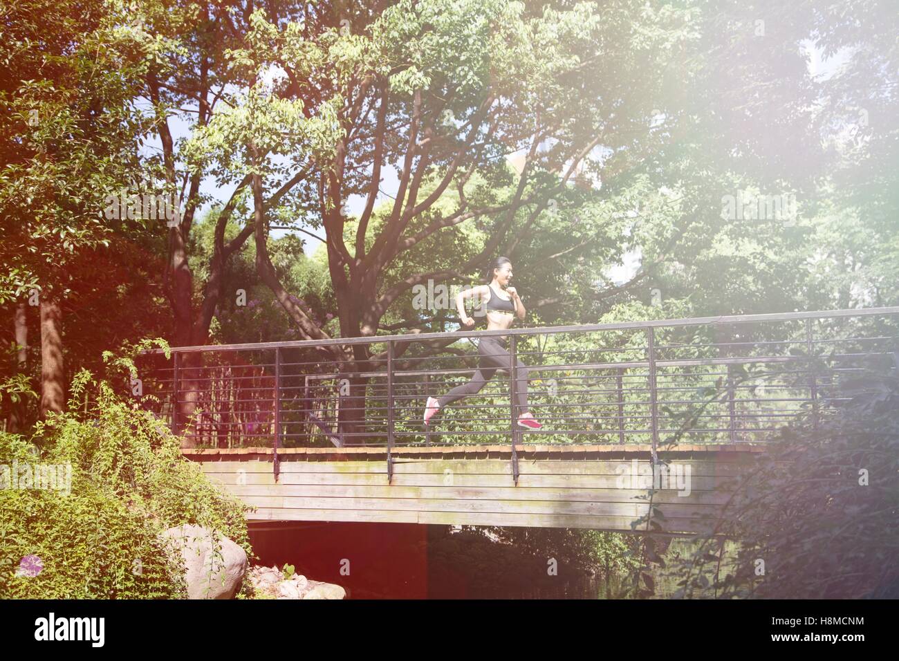 Chinesische Frau laufen über Brücke Stockfoto