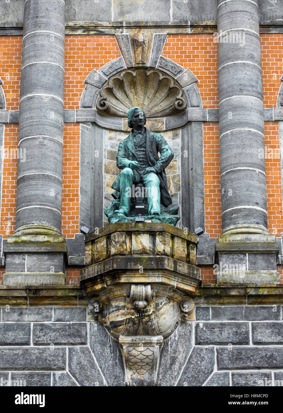 Statue an der Fassade des West Norwegen Museum für angewandte Kunst Stockfoto