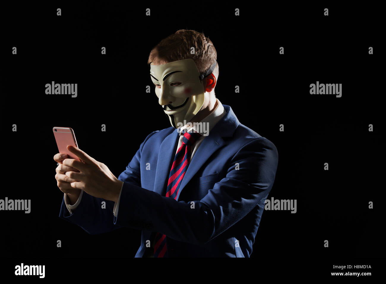 Business-Mann unter der Maske Verkleidung wird anonym und suggeriert wird, dass er ein Hacker oder ein Anarchist ist Stockfoto