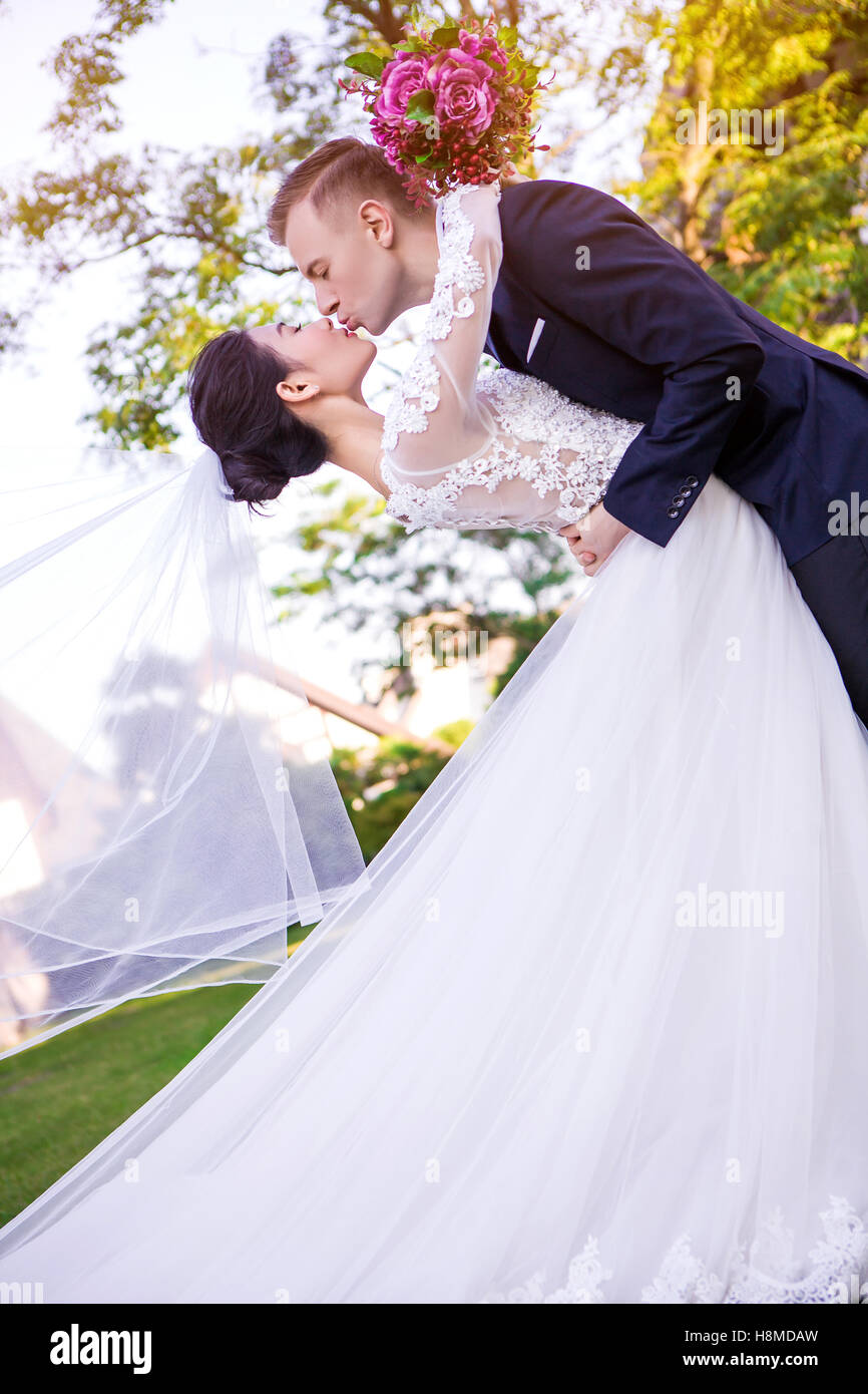 Seitenansicht des Brautpaar küssen in Rasen Stockfoto