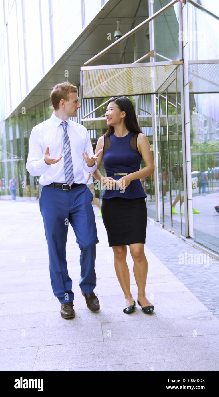 Multi-ethnischen Business-Team diskutieren die neuesten Projekt außerhalb Stockfoto