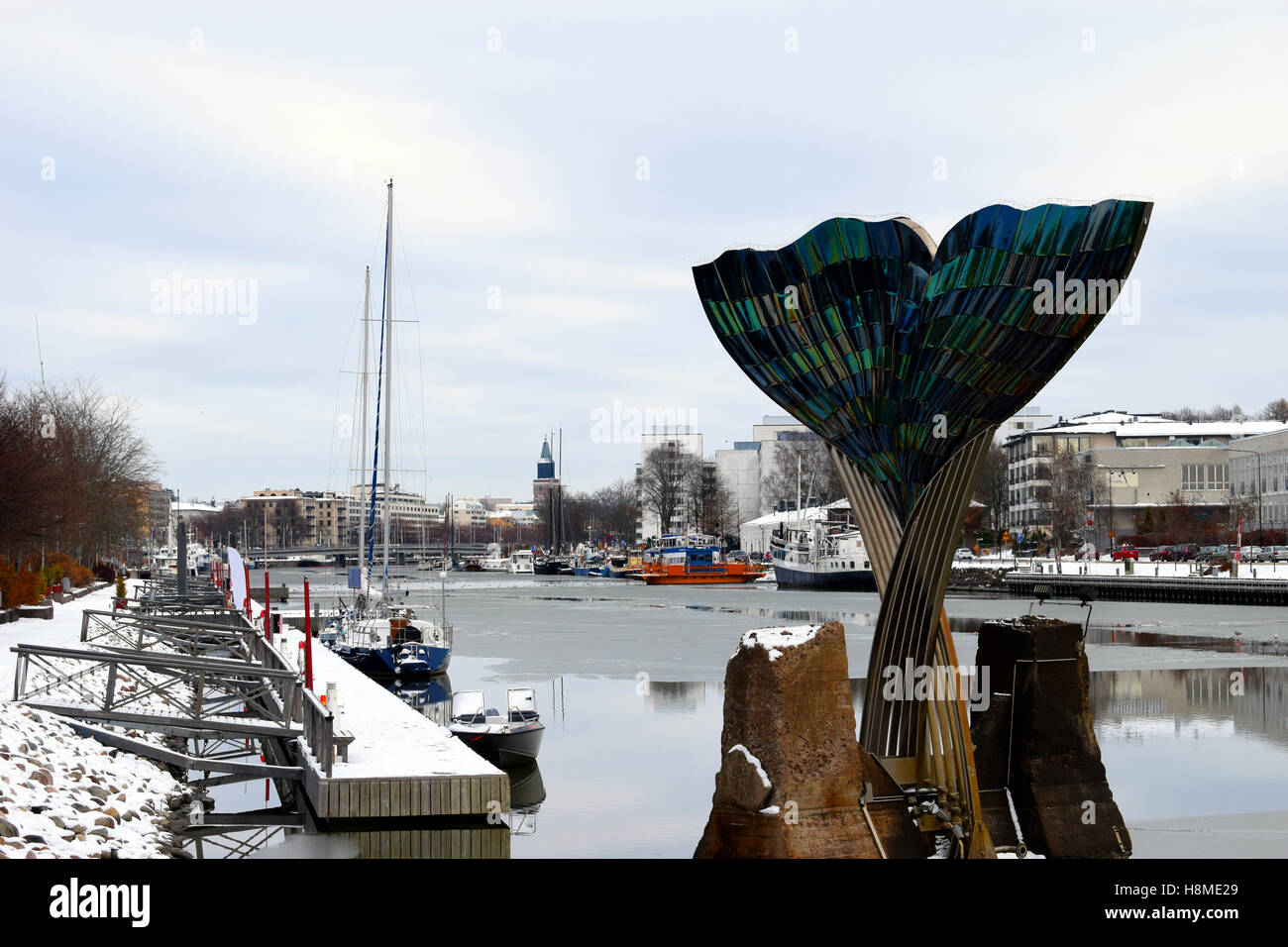 Fluss Aura, Turku, Finnland am November. Skulptur "Harmony" Künstler Achim Kühn Vordergrund, Dom von Turku auf Hintergrund Stockfoto