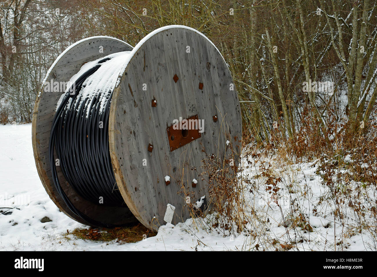 Kabelspule nach dem ersten Schnee Stockfoto