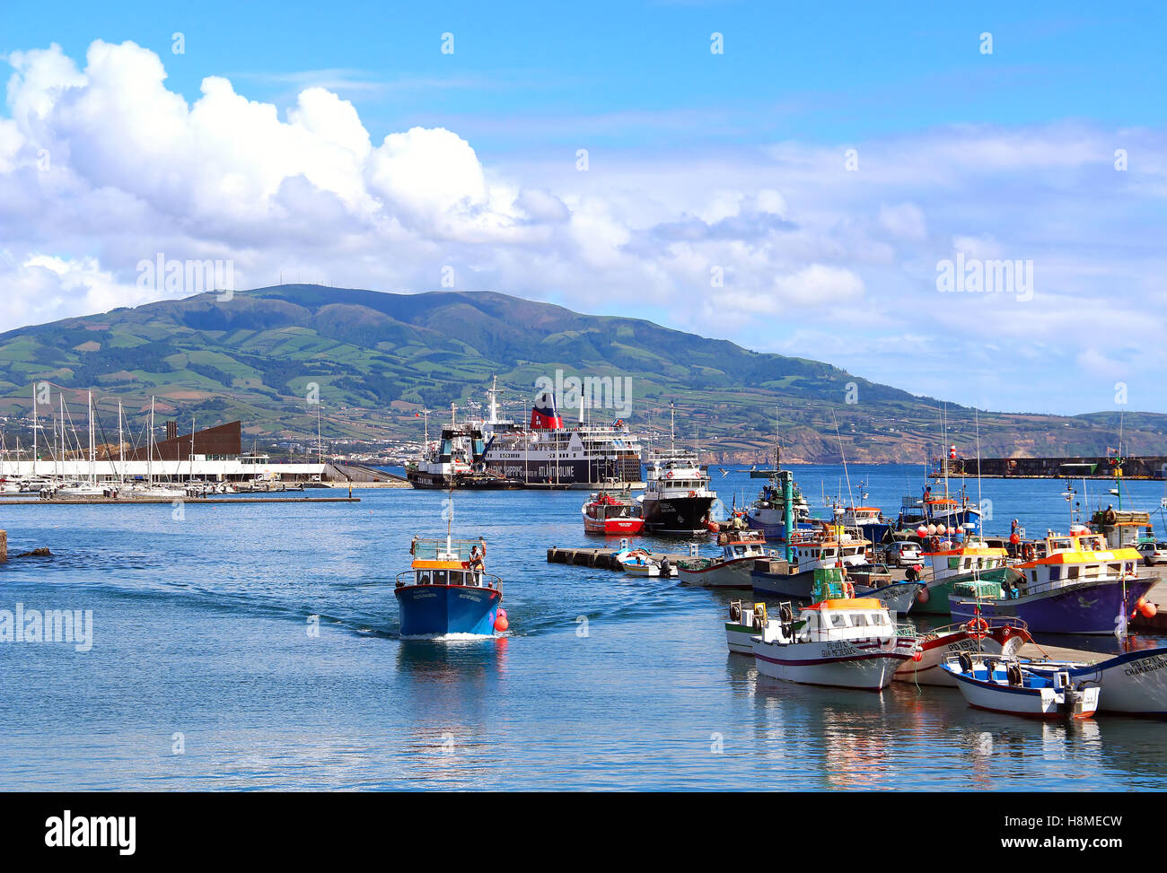 Angelboote/Fischerboote und Schiffe in den Hafen von Ponta Delgada auf der Insel Sao Miguel, Azoren Stockfoto