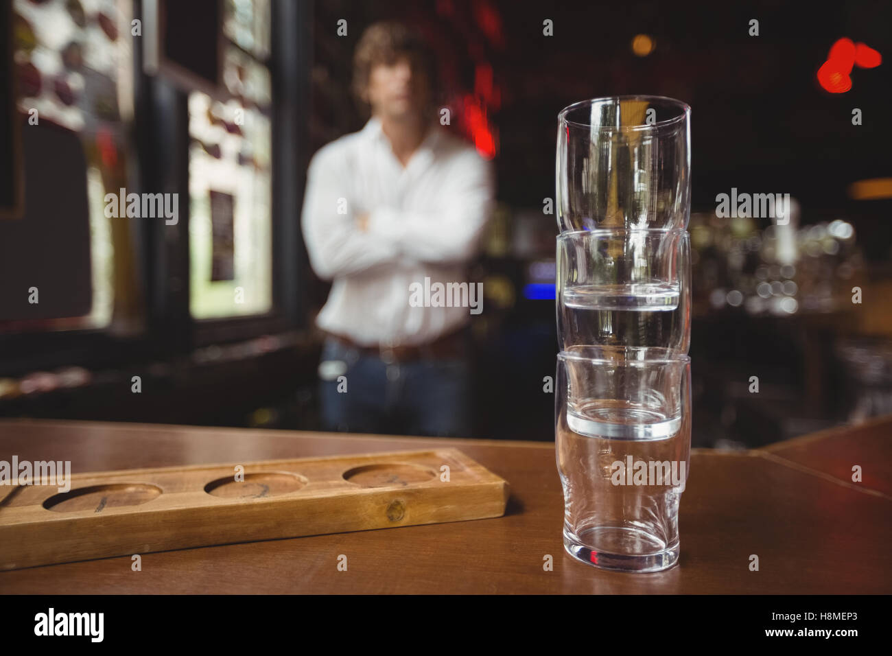 Leere Stapel von Bierglas und Ablage am Tresen Stockfoto