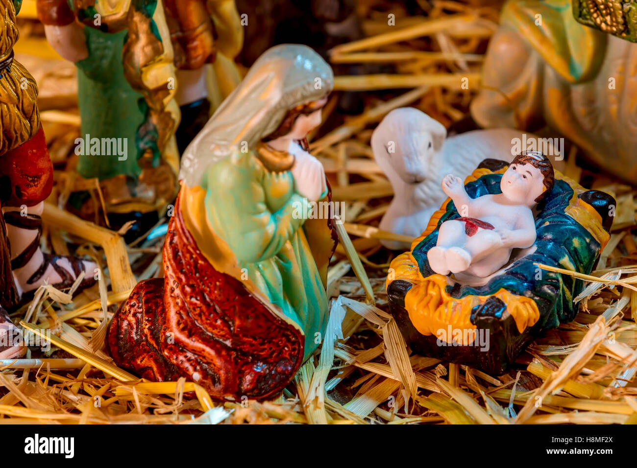 Weihnachten-Krippe mit Figuren wie Jesus und Maria. Jesuskind im Fokus Stockfoto