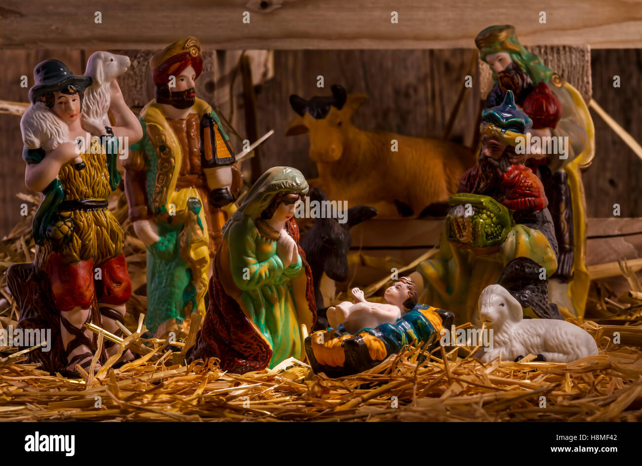 Weihnachtskrippe mit handkolorierten Figuren aus Holz gefertigt. Konzentrieren Sie sich auf Maria! Stockfoto