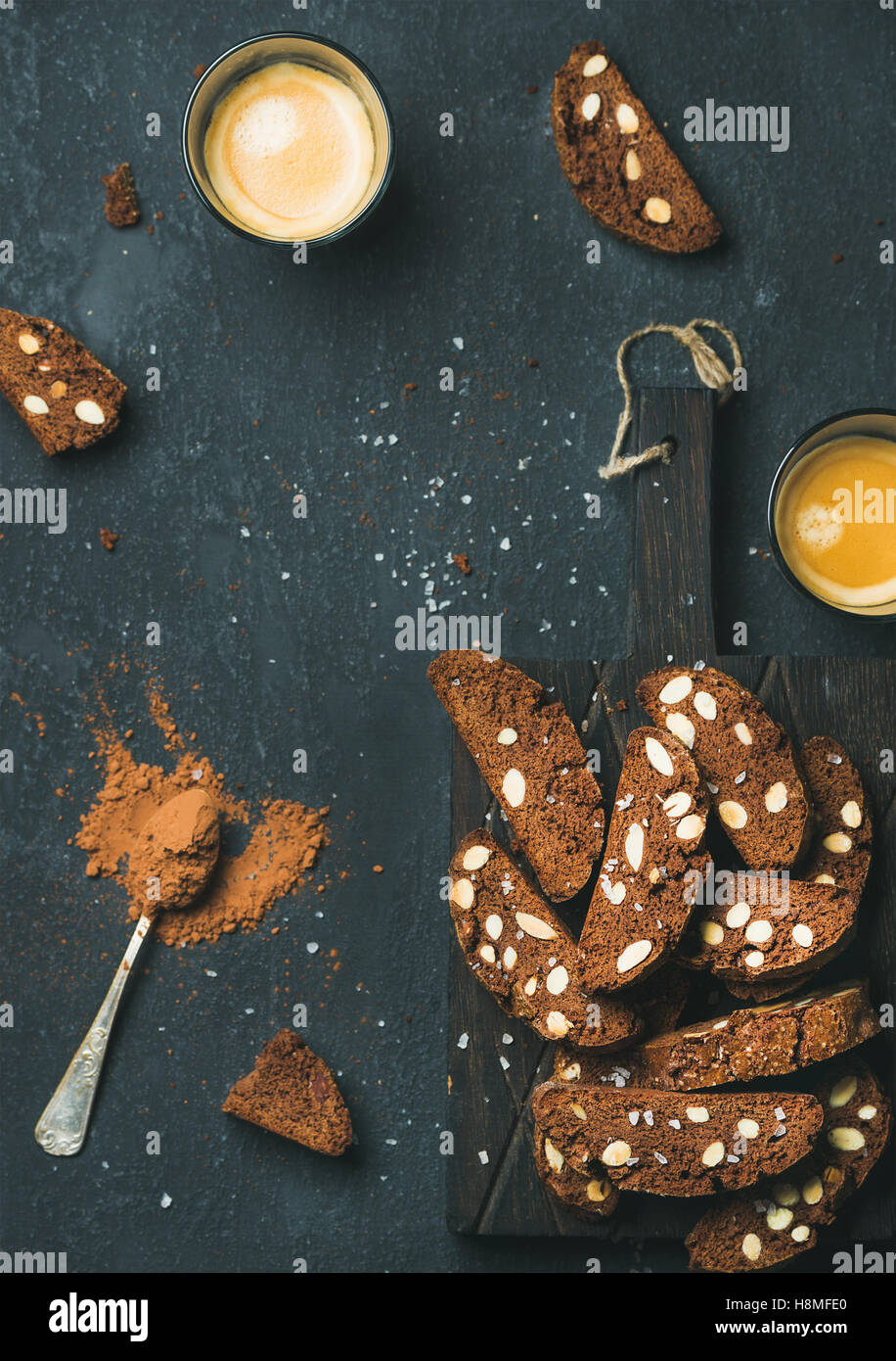 Biscotti mit Meersalz, Mandeln und Kaffee, kopieren Raum Stockfoto