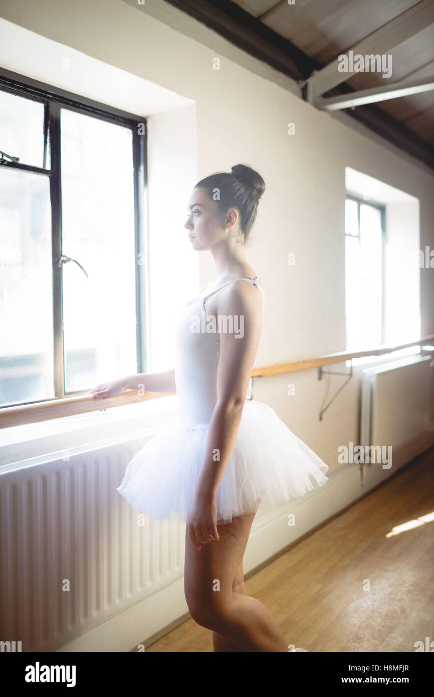 Ballerina mit der bar Stockfoto