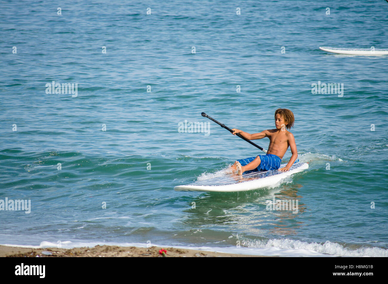 Kleiner Junge Paddle boarding, Paddling, Mittelmeer, Spanien. Stockfoto