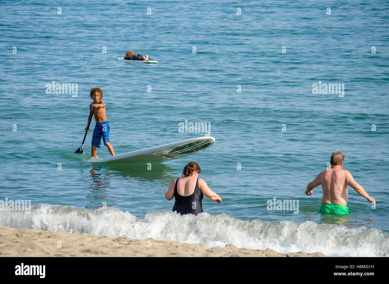 Jungen Internat, Paddling, im Mittelmeer, Paddeln Touristen schwimmen, Spanien. Stockfoto