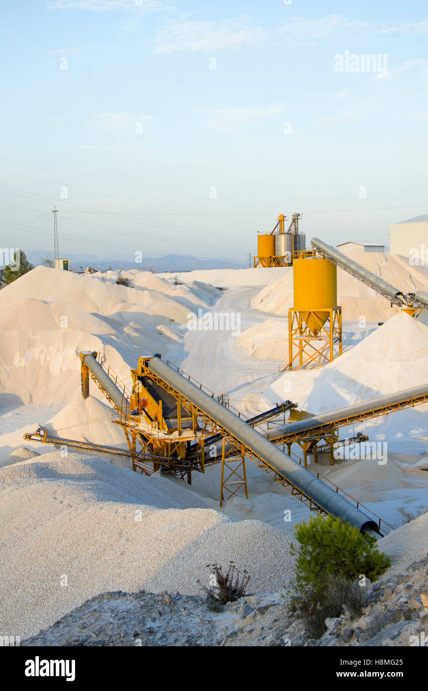 Sand und Kies, Dolomit Steinbruch Ausgrabung Pflanze in Münze, Provinz Malaga, Andalusien, Südspanien. Stockfoto