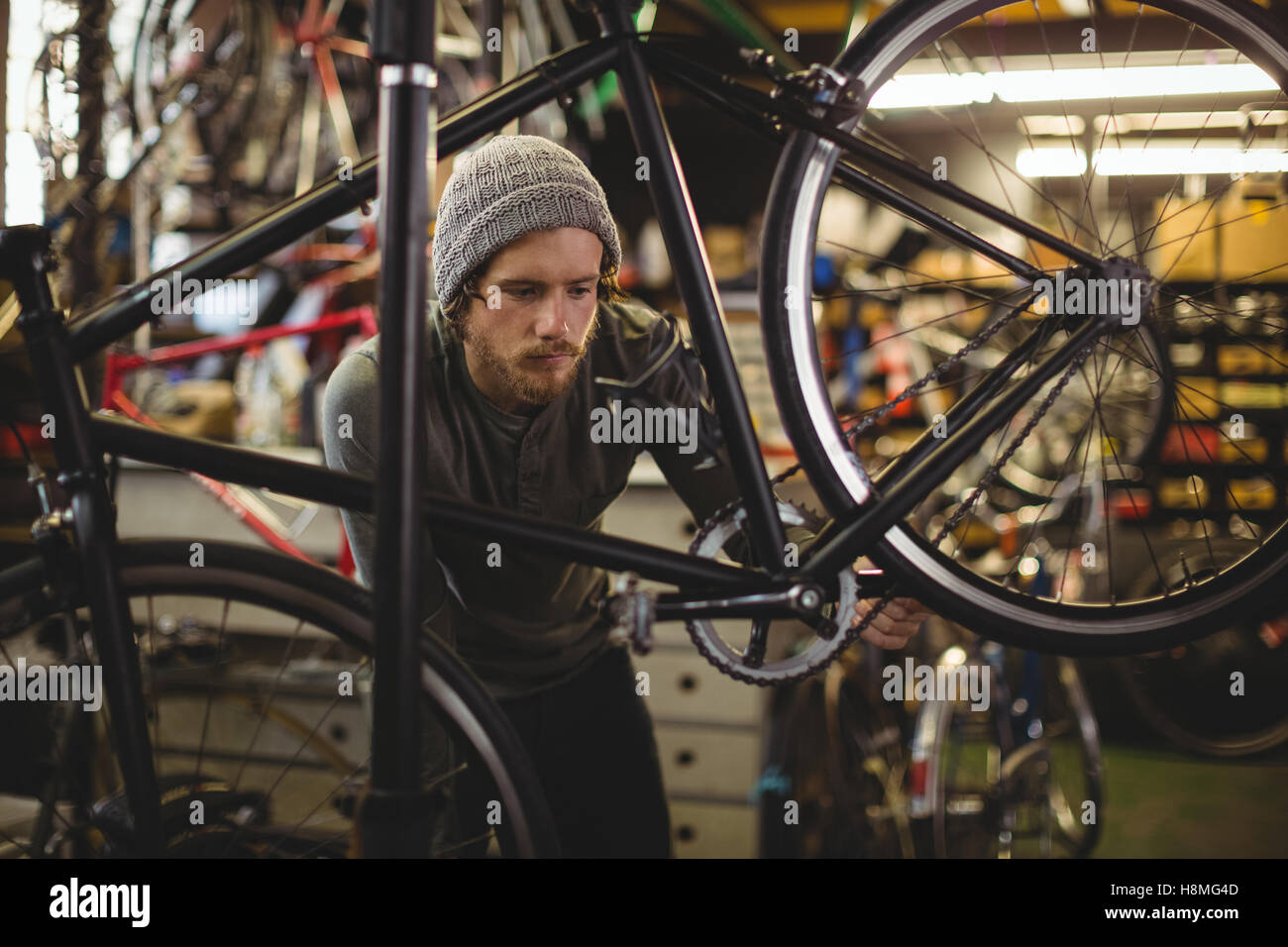 Prüfung ein Fahrrad Mechaniker Stockfoto