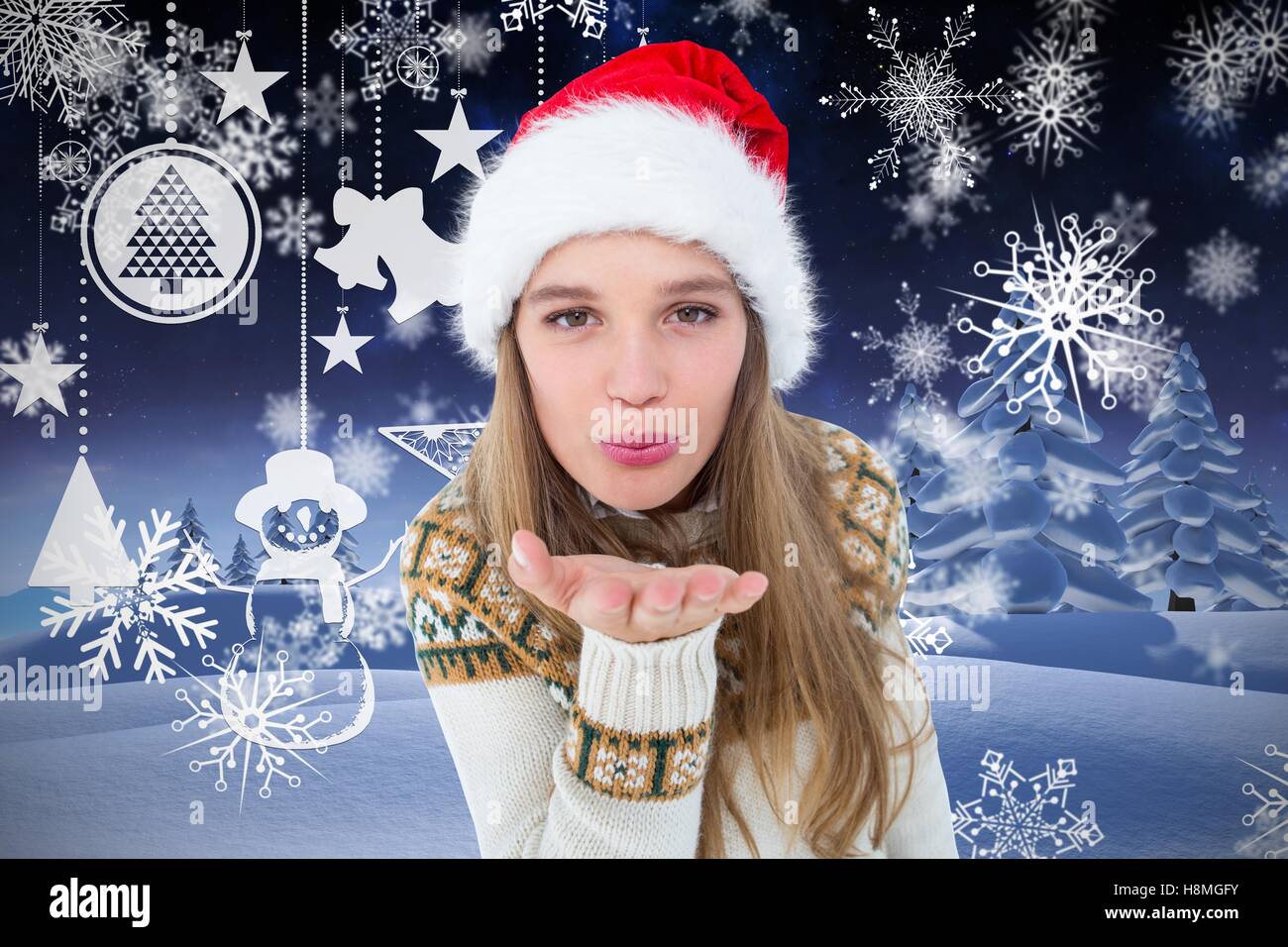 Schöne Frau im Weihnachtsmann-Kostüm weht einen Kuss Stockfoto