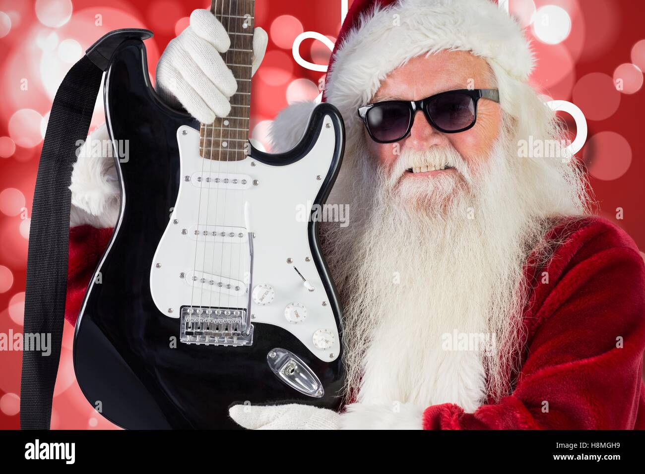 Santa Claus in Sonnenbrillen halten Gitarre Stockfoto