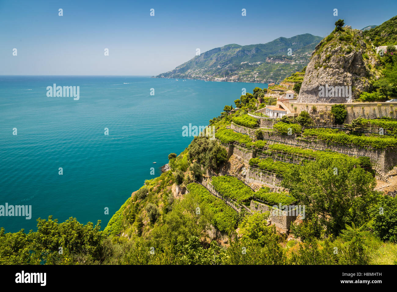 Panorama Postkarten-Blick auf berühmte Amalfiküste mit Weinbergen und Golf von Salerno auf einem schönen sonnigen Tag mit blauem Himmel im Sommer, Italien Stockfoto