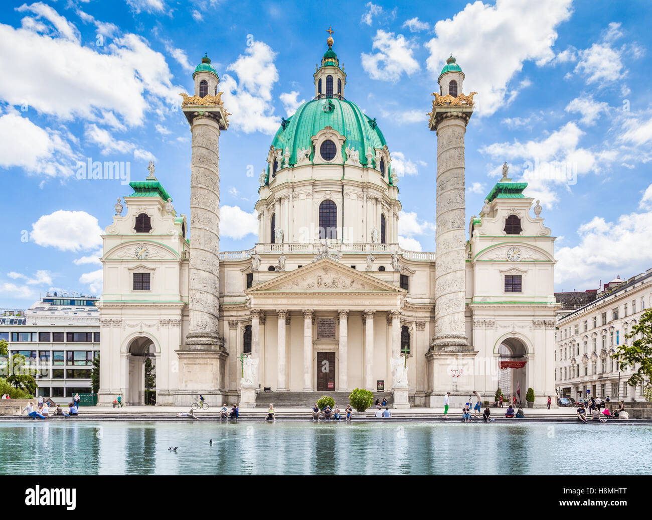 Schöne Aussicht auf den berühmten Wiener Karlskirche (Saint Charles Kirche) am Karlsplatz mit blauen Himmel und Wolken an einem sonnigen Tag im Sommer, Wien, Österreich Stockfoto