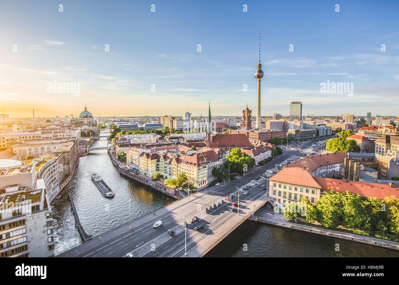 Luftaufnahme der Berliner Skyline mit berühmten Fernsehturm und Spree entlang in schönen goldenen Abendlicht bei Sonnenuntergang, Deutschland Stockfoto