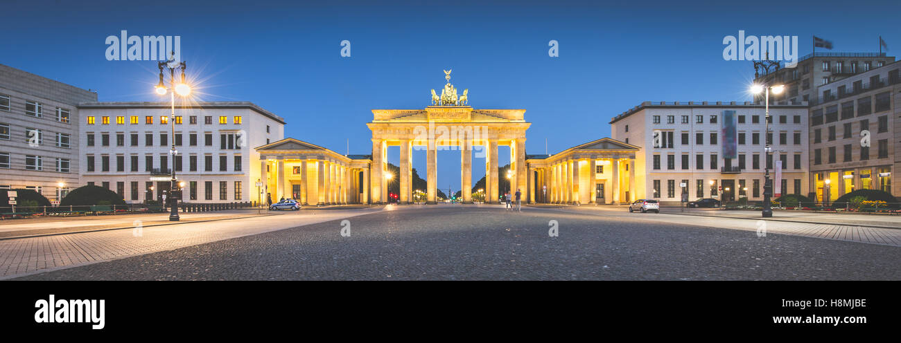 Klassische Panoramablick über Brandenburger Tor am berühmten Pariser Platz im Zwielicht, Berlin, Deutschland Stockfoto