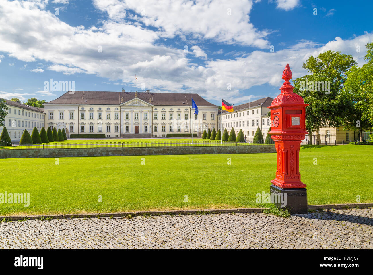 Klassische Ansicht des berühmten Schloss Bellevue, dem Amtssitz des Bundespräsidenten, mit alten Feuer Post, Berlin, Deutschland Stockfoto