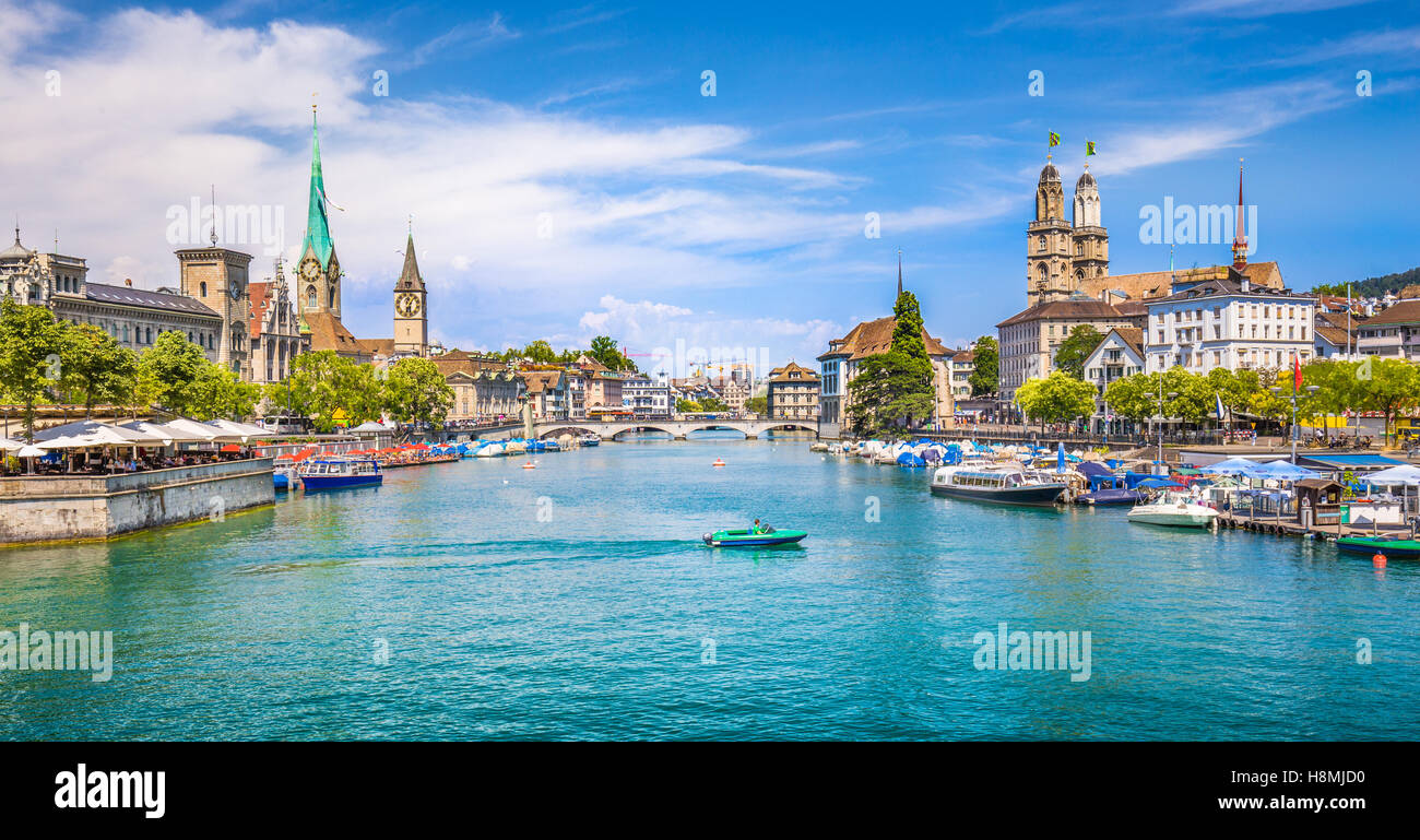 Panorama der historischen Stadt Zürich mit berühmten Fraumünster, Grossmünster und St. Peter und Fluss Limmat am See FLORAKO Stockfoto