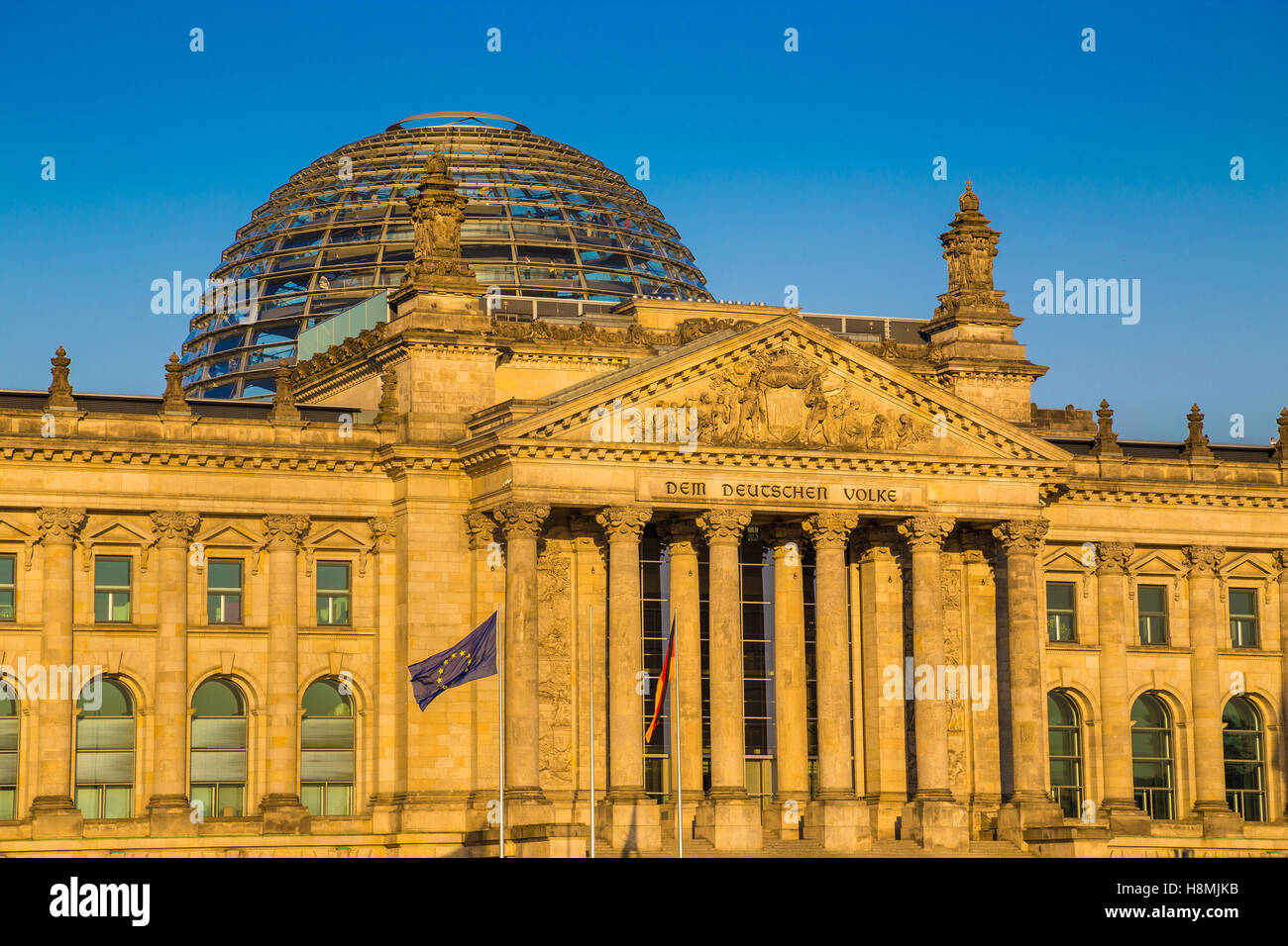 Vergrößerte Ansicht des berühmten Reichstagsgebäude, Sitz des Deutschen Bundestages (Deutscher Bundestag), in schönen goldenen Abendlicht bei Sonnenuntergang, Berlin Stockfoto