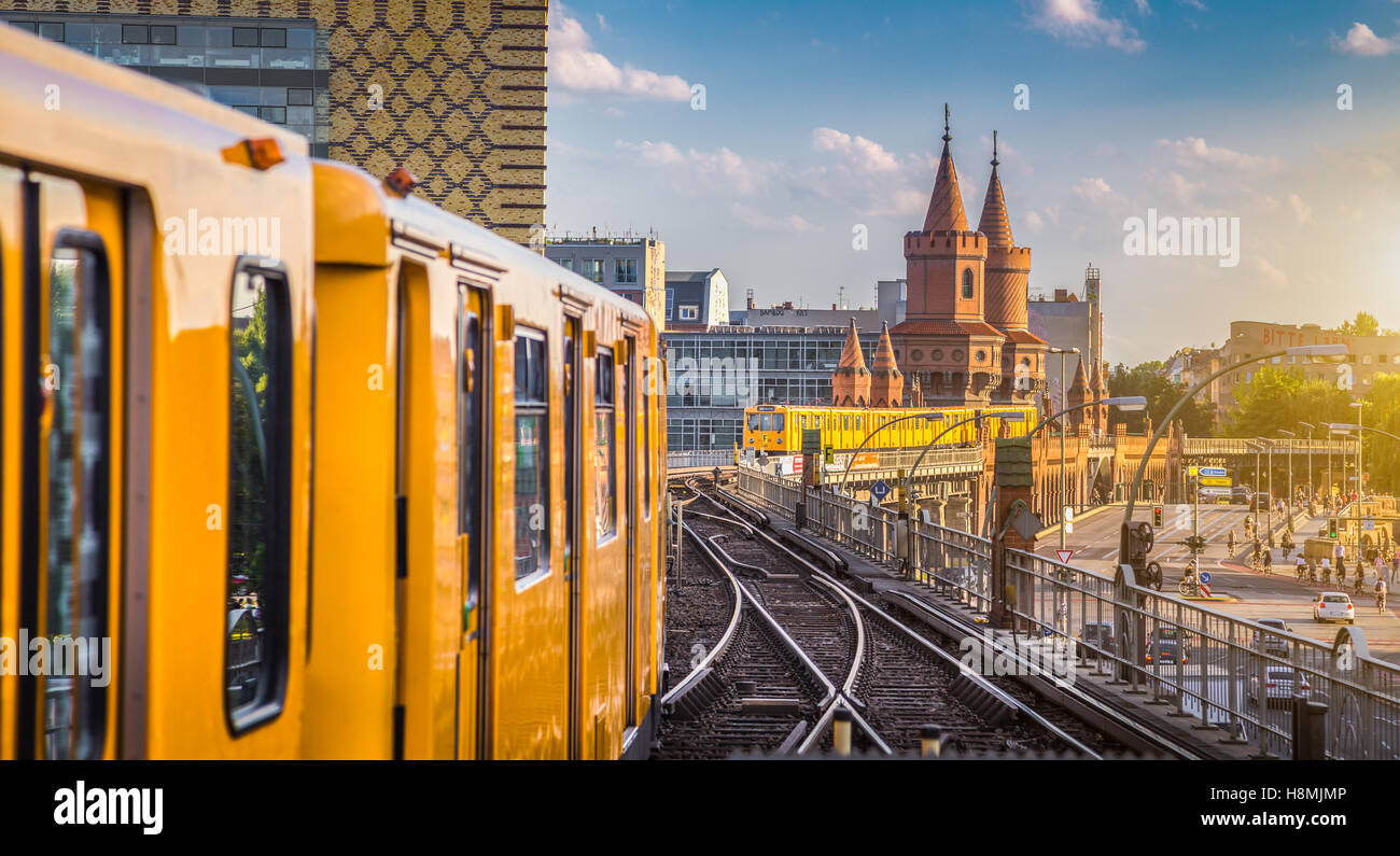Klassische Ansicht des historischen Berliner U-Bahn mit berühmten Oberbaumbrücke bei Sonnenuntergang, Berlin Friedrichshain-Kreuzberg, Deutschland Stockfoto