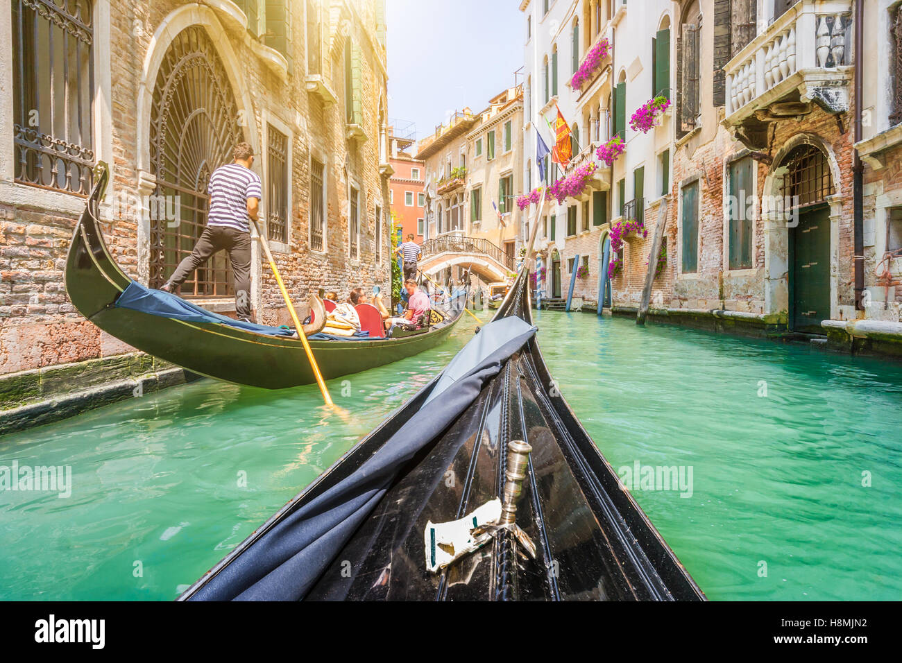 Traditionellen Gondeln am schmalen Kanal in Venedig mit Retro-Vintage getönten Filterwirkung im Sommer, Veneto, Italien Stockfoto